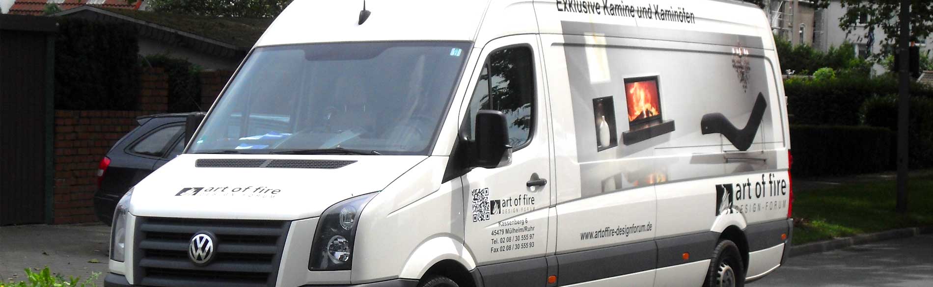 MAn sieht einen Dienstwagen von art of fire. Auf der Seite ist ein modernes Wohnzimmer abgebildet.